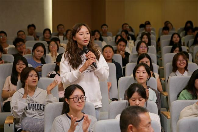 图为现场同学们积极向残奥冠军们提问